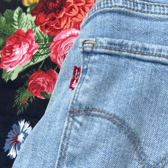 Levi’s Premium Italian Denim 724 high rise straight distress jean light blue 26 - Picture 7 of 10